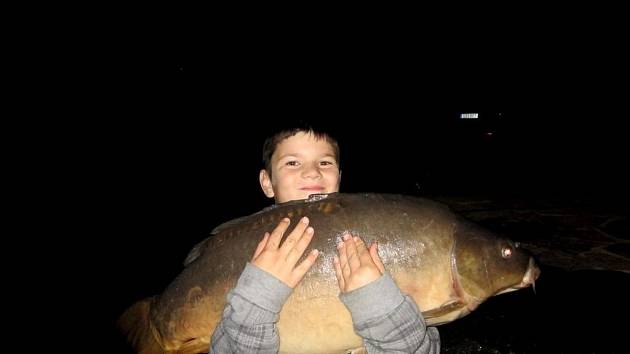 Soutěžní číslo 92. Jakub Dvořák, kapr, 93 cm a 16,7 kg.