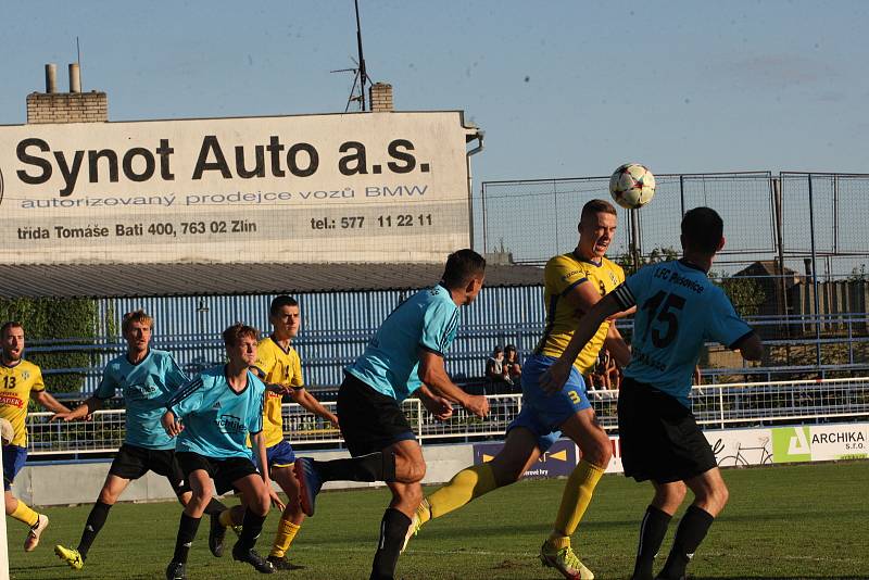 Fotbalisté Starého Města (žluté dresy) v 5. kole krajské I. B třídy skupiny C zdolali Polešovice 1:0.