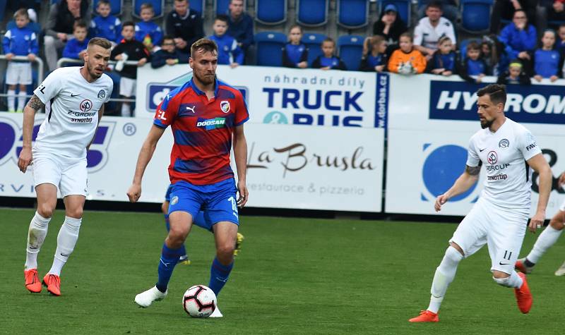 Fotbalisté Slovácka (v bílých dresech) ve 27. kolo FORTUNA:LIGY podlehli Plzni 0:1.