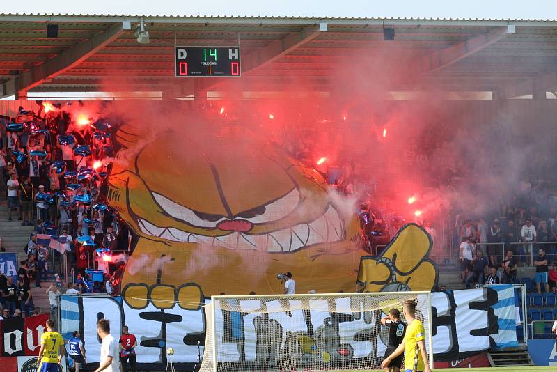 Fotbalisté Slovácko (v bílých dresech) se ve 29. kole HET ligy utkalo se sousedním Zlínem. Fanoušci vytvořili krajskému derby bouřlivou kulisu.