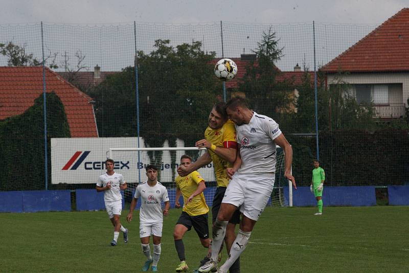 Fotbalisté Kroměříže (žluté dresy) v 8. kole MSFL remizovali v Kunovicích s domácím Slováckem B 3:3.