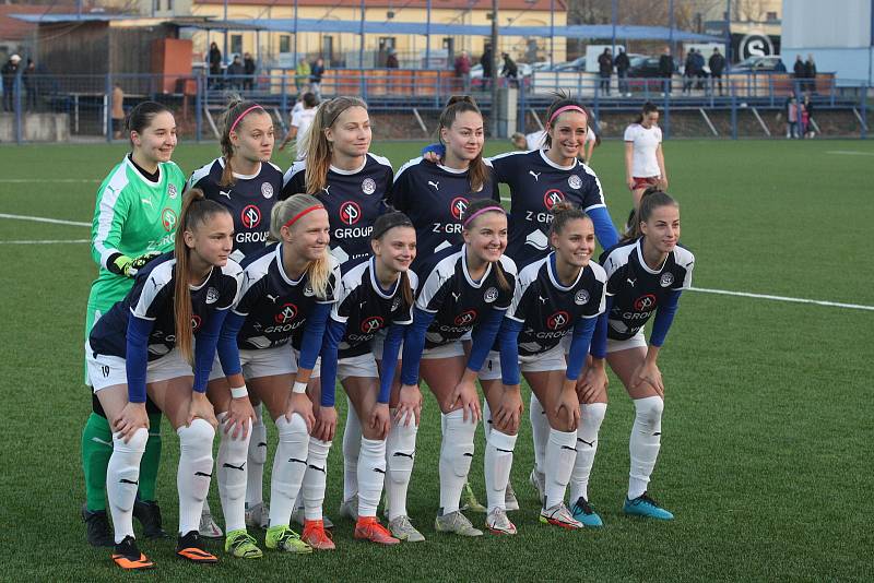 Fotbalistky Slovácka (modré dresy) ve středeční dohrávce 3. kola první ženské ligy prohrály s pražskou Spartou 1:6. Utkání se hrálo na umělé trávě v Kunovicích.