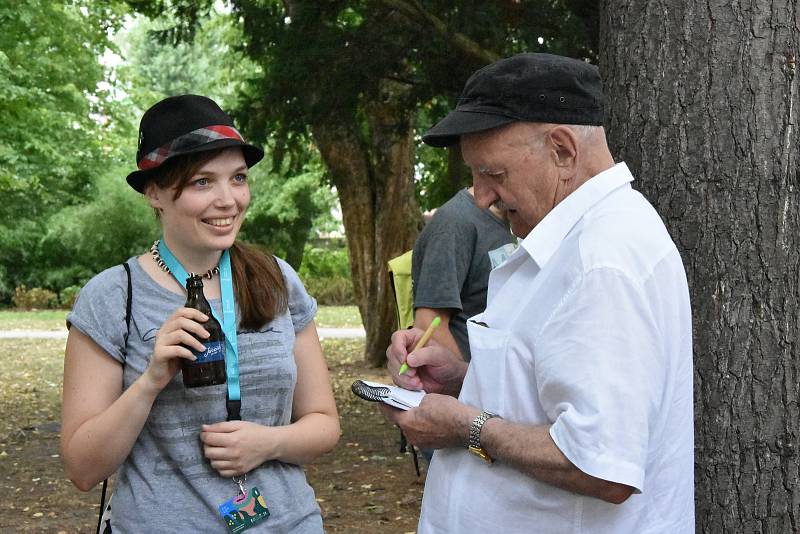 Výstavu zahájilo povídání s Josefem Somrem a Janem Kudělou.