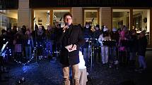 Česko zpívá koledy 2022 na Masarykově náměstí v Uherském Hradišti měl pod palcem Pěvecký sbor ZUŠ Slovácko. Na snímku ředitel školy David Hrubý.