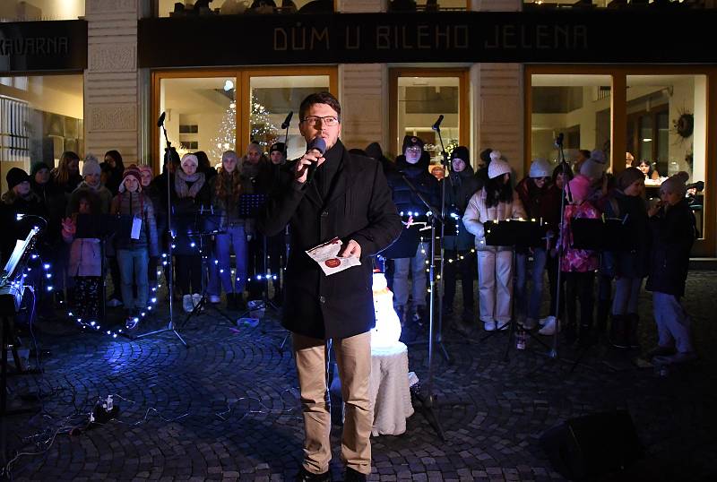 Česko zpívá koledy 2022 na Masarykově náměstí v Uherském Hradišti měl pod palcem Pěvecký sbor ZUŠ Slovácko. Na snímku ředitel školy David Hrubý.