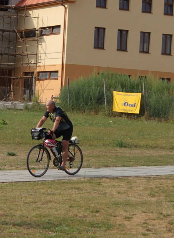 V CÍLI. Sto padesát účastníků Cyrilometodějské cyklopoutě 2013 dorazilo po sedmi dnech z Prahy na Velehrad.