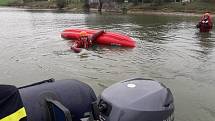 Rybář držící se převrácené loďky sto metrů od břehu. Po příjezdu na místo hasiči zjistili, že se jedná o prověřovací cvičení.