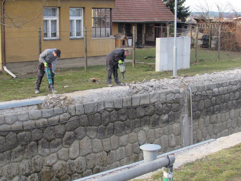 Povodí Moravy i letos pokračuje v úpravách, které mají za cíl udržet vodní cestu v dobrém stavu. Plavební a závlahový kanál se momentálně upravuje mezi plavebními komorami v Huštěnovicích a Babicích u Uherského Hradiště. 