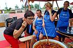 V Kunovicích mělo premiéru vaření kotlíkového guláše soutěžními družstvy.