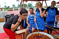 V Kunovicích mělo premiéru vaření kotlíkového guláše soutěžními družstvy.