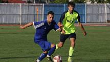 Fotbalisté Hluku (fosforové dresy) v sobotním domácím hodovém zápase zdolali sousední Kunovice 2:0.