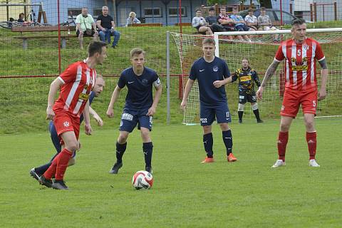 Fotbalisté Jalubí (červené dresy) doma prohrálo se Slováckem C 1:4.