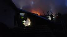 V Nezdenicích hořela dvojice hospodářských budov. Škoda za půl milionu