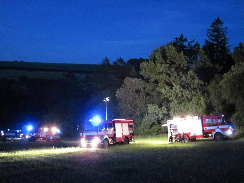 Požár u Nivnice zničil celou chatku. Rozšíření na okolní les hasiči zabránili