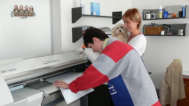 Majitelka společnosti Propag z Břestu Eva Chovancová (na snímku vpravo) právě přihlíží výrobě potisku.