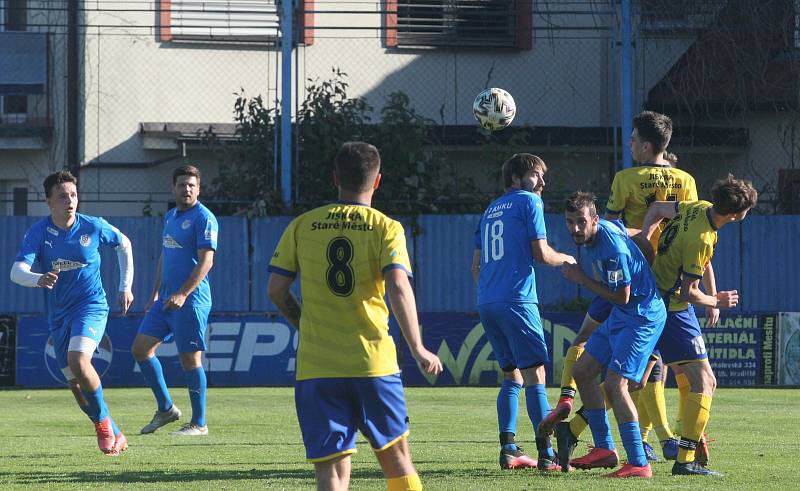 Sobotní utkání na Širůchu, kde se utkali fotbalisté domácího Starého Města (žluté dresy) s Ořechovem, skončil remízou 2:2.