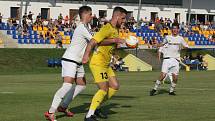 Fotbalisté divizního Strání (žluté barvy) v pátečním přípravném zápase deklasovali Boršice 8:0.