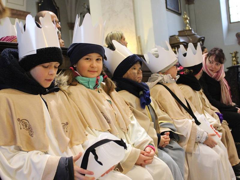 Slavnostní mše v uherskohradiš­ťském kostele sv. Františka Xaverského znamenala oficiální přivítání letošní Tříkrálové sbírky.