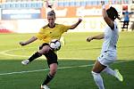 Fotbalistky Slovácka (v bílých dresech) na Městském stadionu Miroslava Valenty zdolaly Horní Heršpice 2:1.