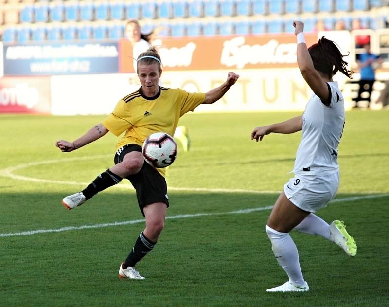 Fotbalistky Slovácka (v bílých dresech) na Městském stadionu Miroslava Valenty zdolaly Horní Heršpice 2:1.