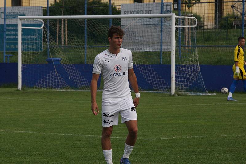 Fotbalisté Slovácka B (bílé dresy) v páteční předehrávce 32. kola MSFL remizovali na hřišti v Kunovicích s juniorkou Ostravy 2:2.