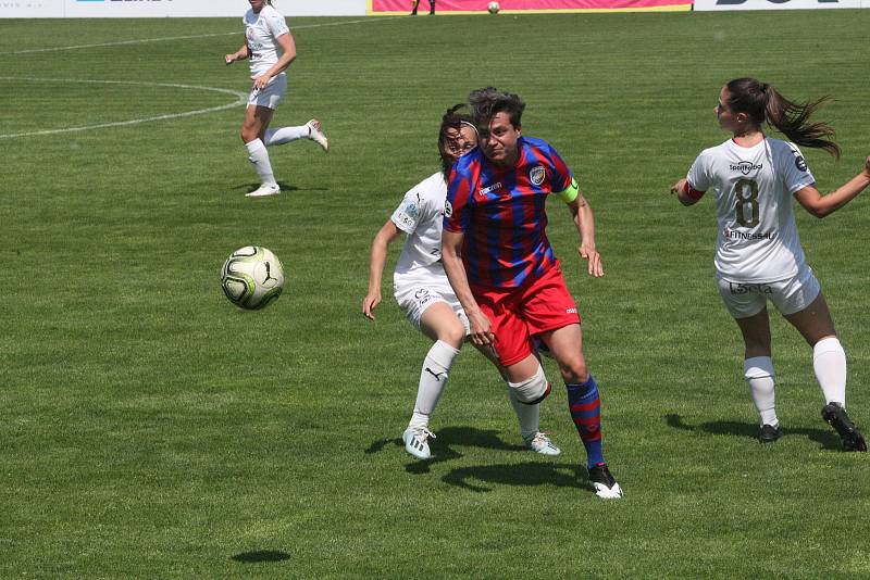 Fotbalistky Slovácka (bílé dresy) v poslední domácím zápase letošní sezony hostily čtvrtou Plzeň.