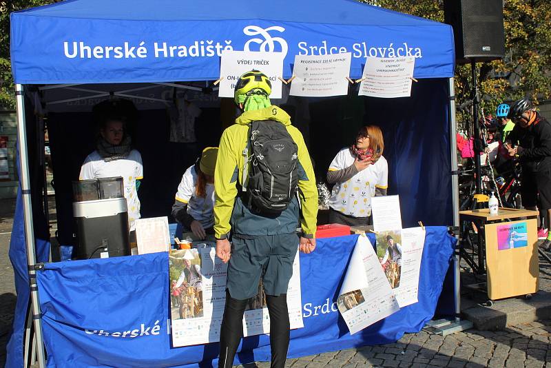 Příznivci cyklistiky a vína se 9. října dopoledne vydali z Masarykova náměstí v Uherském Hradišti do okolí v rámci tradiční akce s názvem Na kole vinohrady Uherskohradišťska.