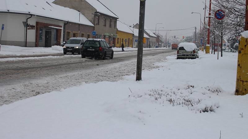 Slovácko v pondělí 28. ledna ráno zasáhla vydatná sněhová nadílka. Po celé ráno komplikovala především dopravu.