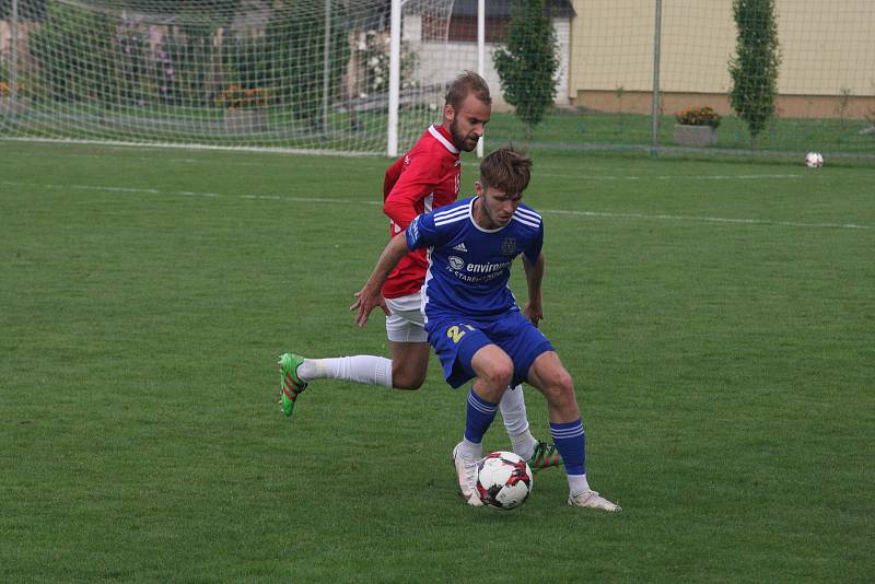 Fotbalisté Uherského Brodu (červené dresy) ve 2. kole MOL Cupu podlehli druholigové Jihlavě 1:2 a v poháru končí.