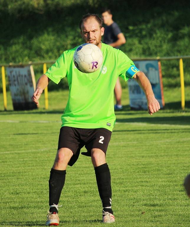 Fotbalisté Uherského Ostrohu (v bílém) porazili ve 4. kole okresního přeboru Bílovice 4:3.