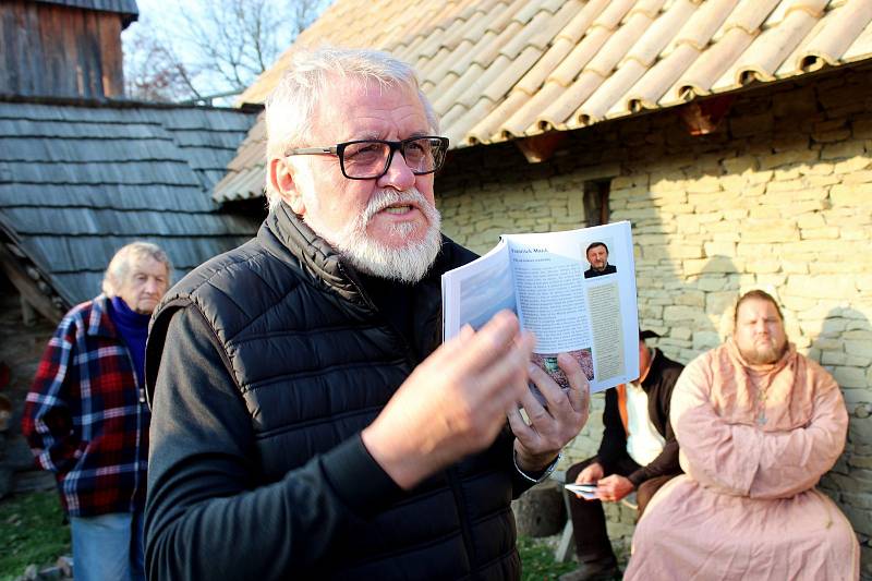 KŘEST. Nová kniha je jakýmsi pomníčkem těm, kteří mají na druhém životě pověstí svoji zásluhu.