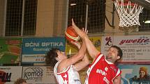 Basketbalisté Uherského Brodu (v tmavém) si v Kroměříži připsali cennou výhru. 