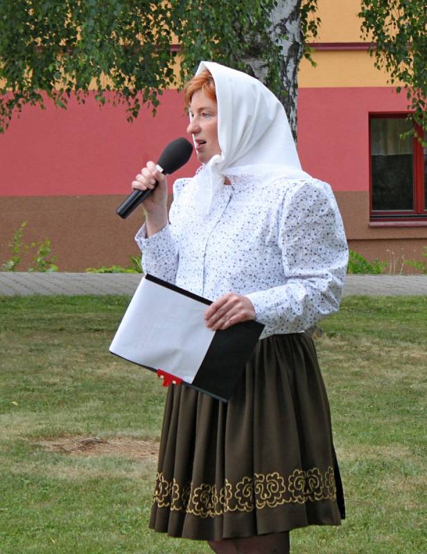 Drmolice z Polešovic s babkou kořenářkou přišly dívkám i ženám na pomoc, když na ně přijde toužení jako velká moc.