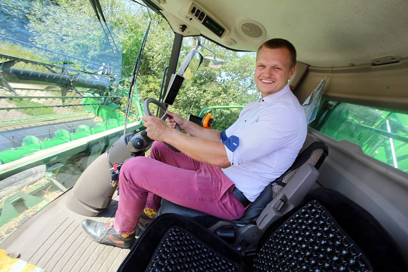 Kombajn John Deer HILLMaster S680 i. Sklizeň řepky olejky u obce Dolní Němčí. Na snímku redaktor Slováckého deníku Vojtěch Trubačík.