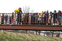Morenu vyhazovaly v pondělí do řeky také děti v Ostrožské Lhotě.
