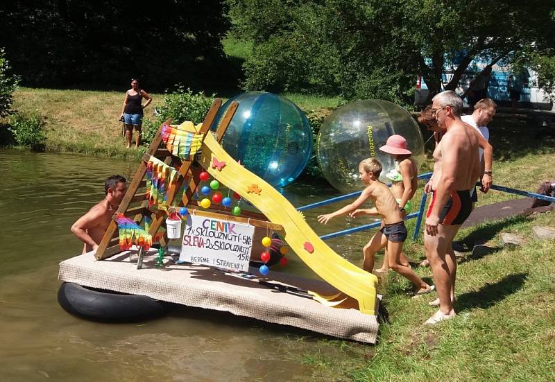 Diváci sledovali, zda se osm Salašany vyrobených plavidel udrží na vodě, ale také zda se jezdci na kolech nebo s trakaři udrží na úzké lávce nad požární nádrží.