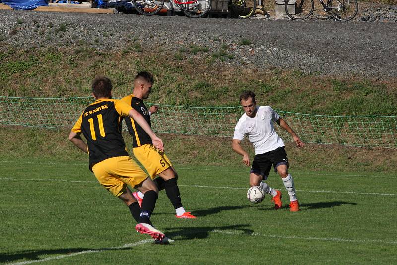 Fotbalisté Osvětiman (bílé dresy) v historicky prvním zápase krajského přeboru zdolali Slušovice 2:0.