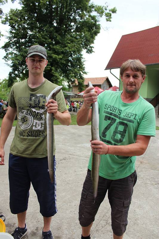 RYBÁŘSKÉ KLÁNÍ. Nočních rybářských závodů v Nedakonicích se ze soboty na neděli zúčastnilo 137 příslušníků Petrova cechu.