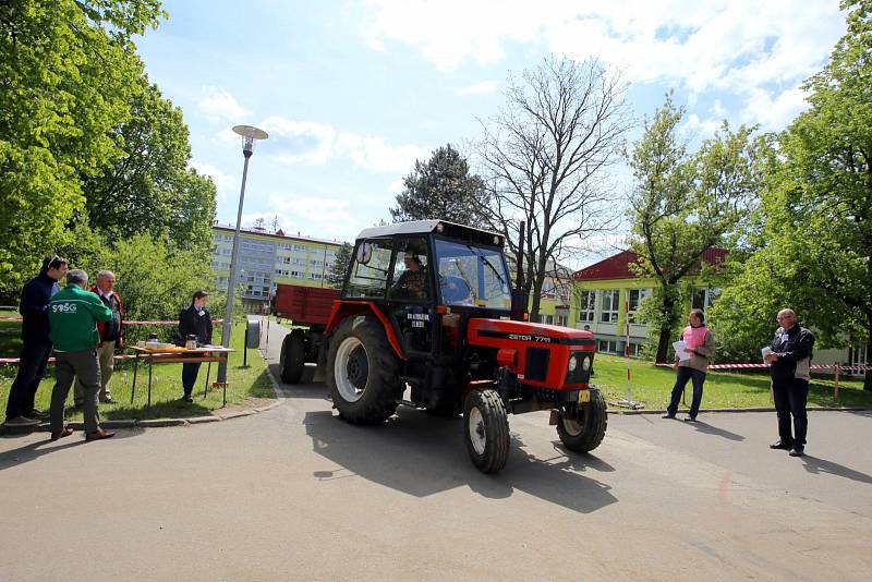 Střední odborná škola a Gymnázium Staré Město - Soutěž jízdy zručnosti traktorem .