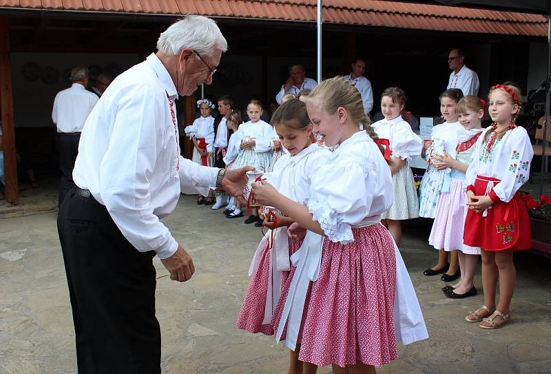 Malí zpěváčci se radovali z pamětních listů i malých keramických džbánečků. Ti nejlepší z větších džbánečků z tupeské keramiky.