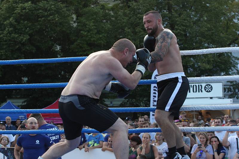 Začátek Slováckého léta zpestřil exhibiční boxerský zápas mistra světa Lukáše Konečného s Ondřejem Chudobou i souboje členů Gym-k.o. boxing team.