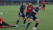 Fotbalisté Slovácka B (modré dresy) v přípravném zápase porazili divizní Hodonín 2:0. Oba góly vstřelil Pavel Juroška.