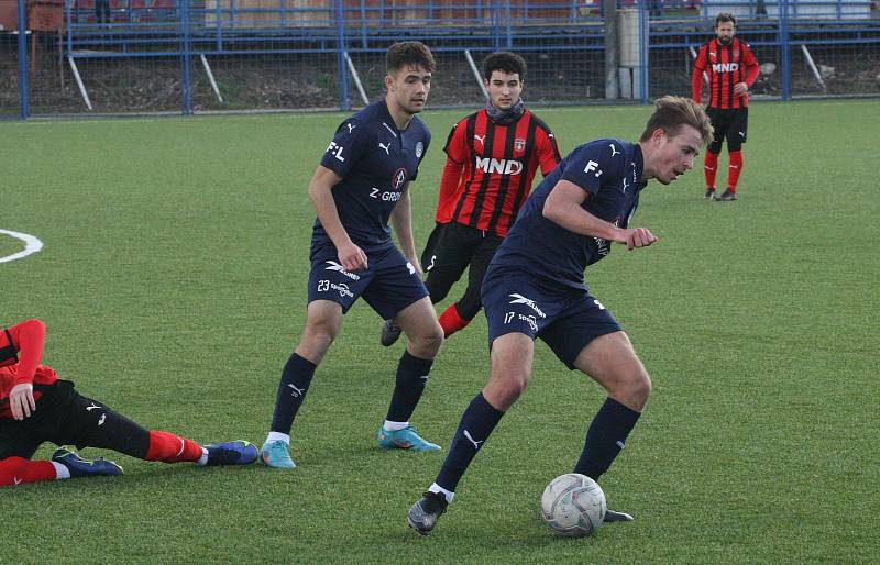 Fotbalisté Slovácka B (modré dresy) v přípravném zápase porazili divizní Hodonín 2:0. Oba góly vstřelil Pavel Juroška.