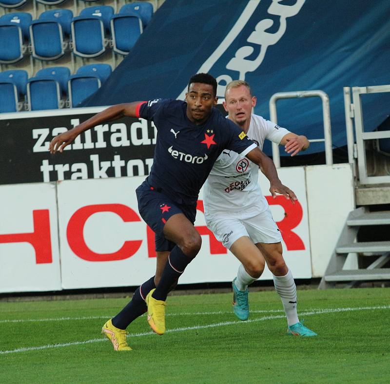 Fotbalisté Slovácka (bílé dresy) v nedělním šlágru FORTUNA:LIGY vyzvali pražskou Slavii.