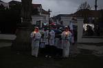 Uherskobrodskou Růžencovou pouť ozdobil i letos průvod se svícemi od farního do klášterního kostela.