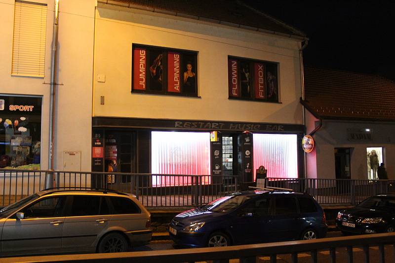 Do svérázného protestu, se v sobotu 28. listopadu pustil Restart bar na Moravské ulici v Uherském Brodě.