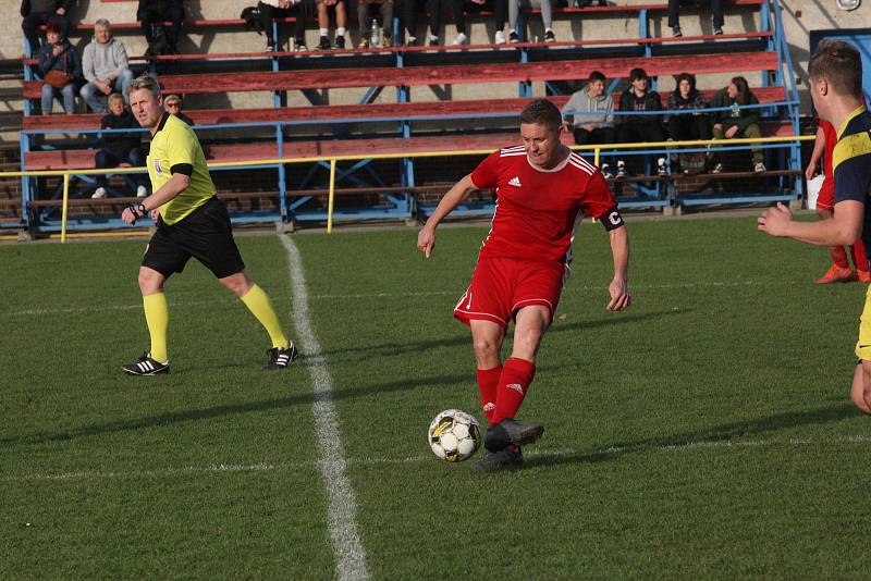 Fotbalisté Uherského Ostrohu (červené dresy) ve 12. kole krajské I. B třídy skupiny C doma prohráli s Prakšicemi 1:3.