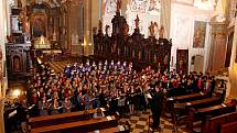 DUCHOVNÍ HUDBA. Festivalové setkání, kterého se zúčastnilo 270 zpěváků z šesti sborů církevních gymnázií z Česka, Slovenska, Londýna a Maďarska, přineslo mnoho nových radostí a povzbuzení.