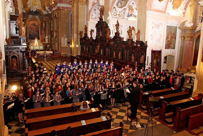 DUCHOVNÍ HUDBA. Festivalové setkání, kterého se zúčastnilo 270 zpěváků z šesti sborů církevních gymnázií z Česka, Slovenska, Londýna a Maďarska, přineslo mnoho nových radostí a povzbuzení.