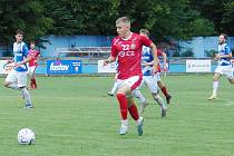 Fotbalisté Uherského Brodu (červené dresy) v přípravném zápase přehráli domácí Vsetín 4:1.